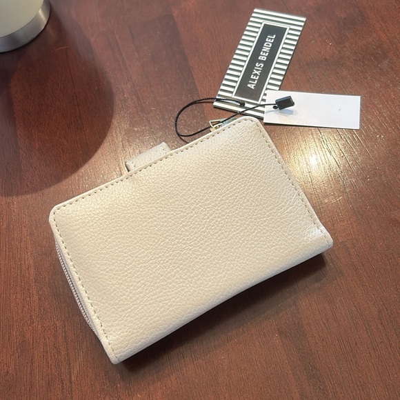 Alexis Bendel Beige Snap wallet - Picture 2 of 5